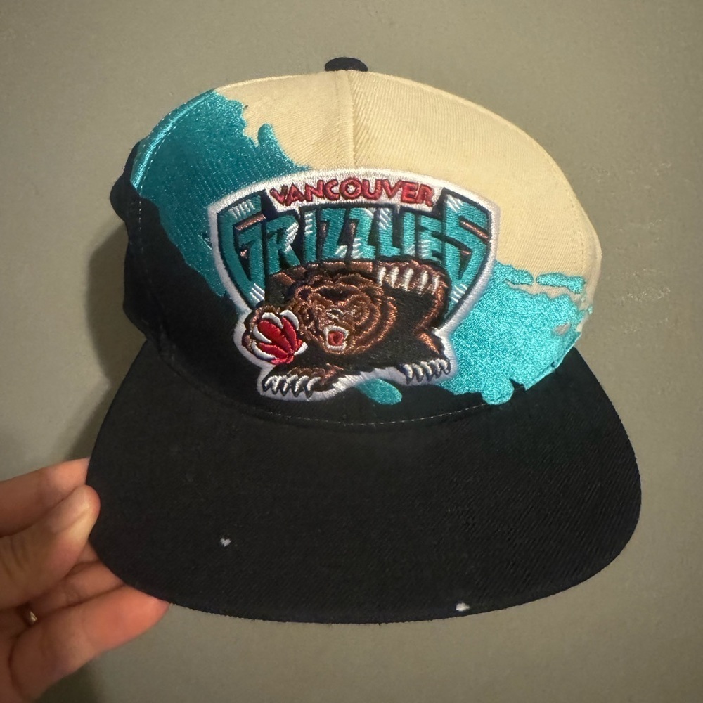 Mitchell & Ness Gray and Black snapback